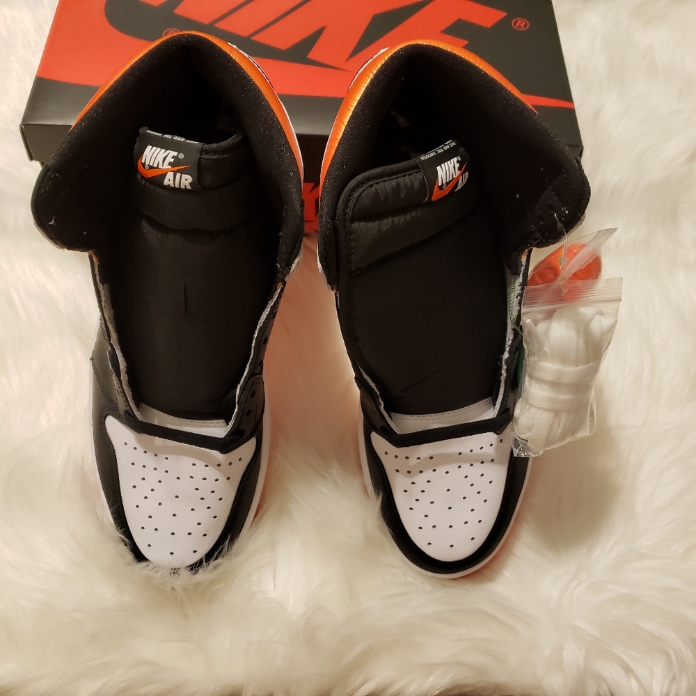 Jordan 1 Retro High Electro Orange - Picture 3 of 5